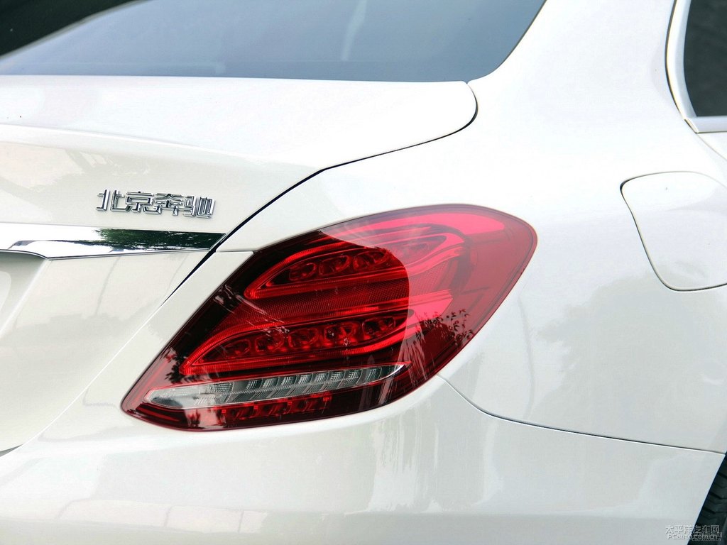 北極白奔馳C級(jí)車(chē)尾外觀圖片