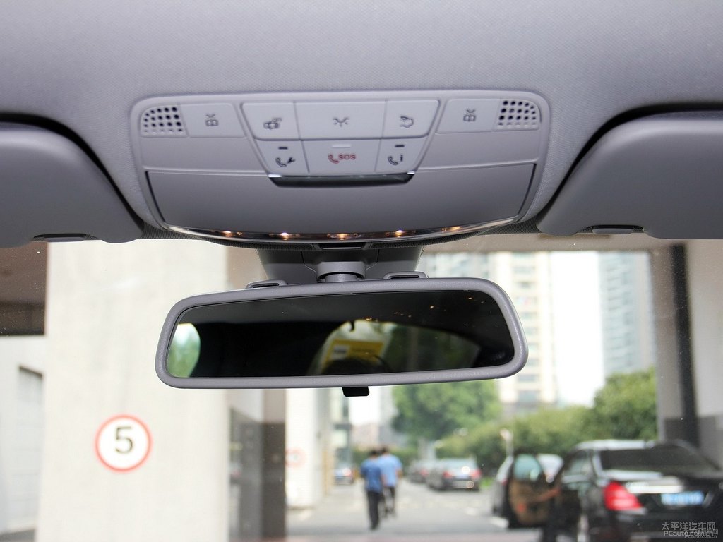 北極白奔馳C級車廂內飾圖片