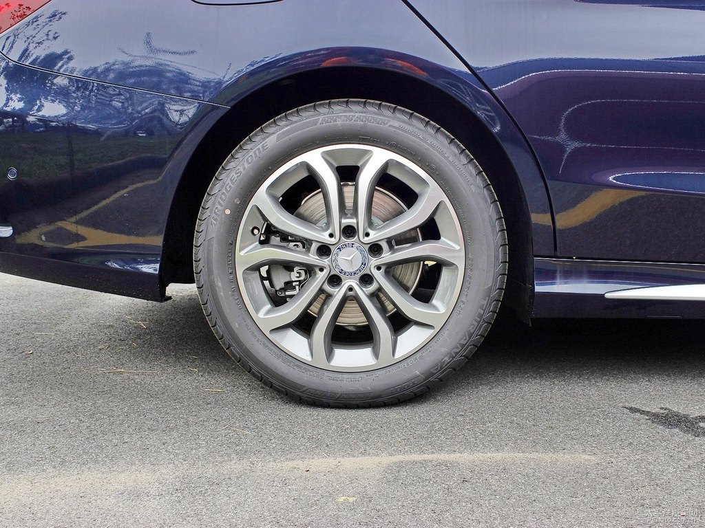水硅礬鈣石藍(lán)奔馳C級(jí)車(chē)身外觀圖片