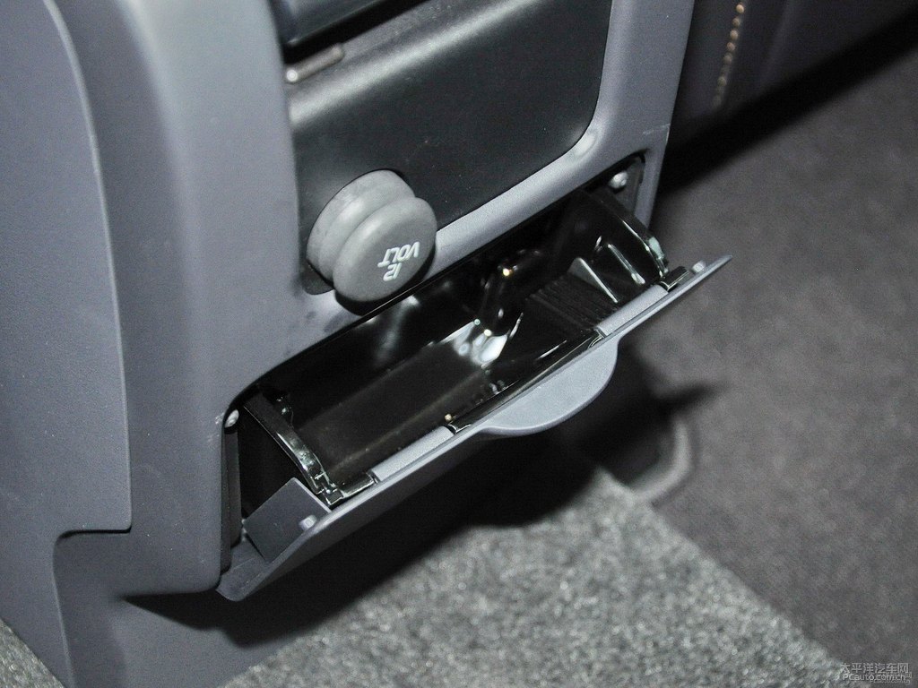 醇咖色沃爾沃XC60儲(chǔ)物空間空間圖片