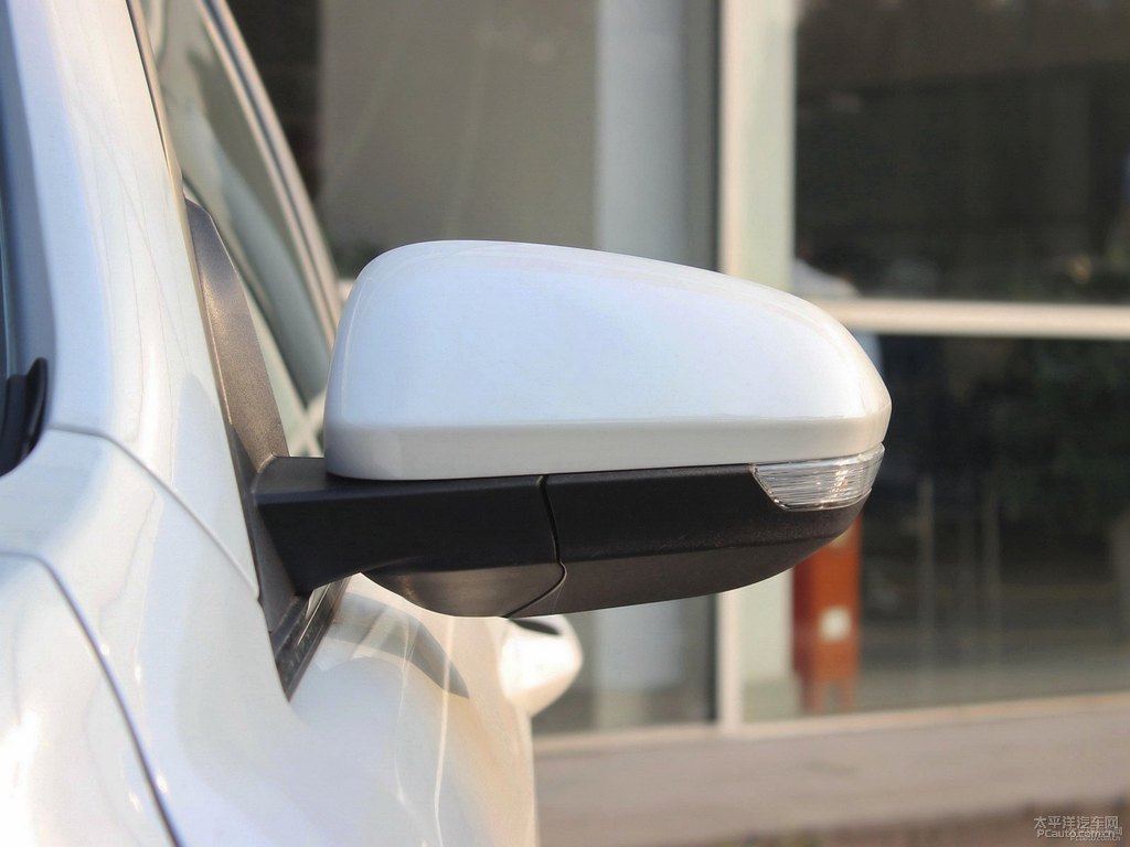 珍珠白福睿斯車身外觀圖片