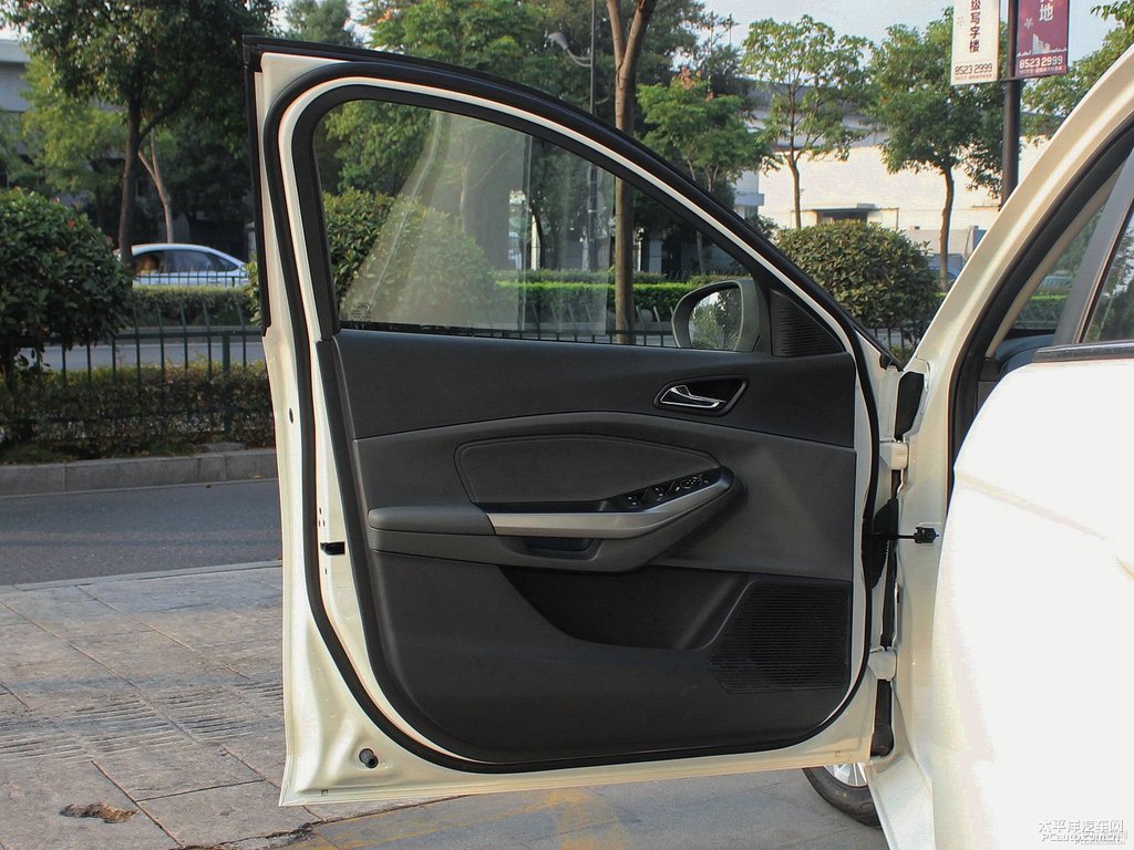 珍珠白福睿斯車廂內(nèi)飾圖片