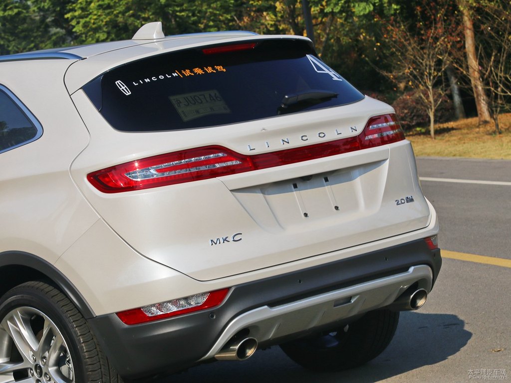 鉆石白林肯MKC車尾外觀圖片