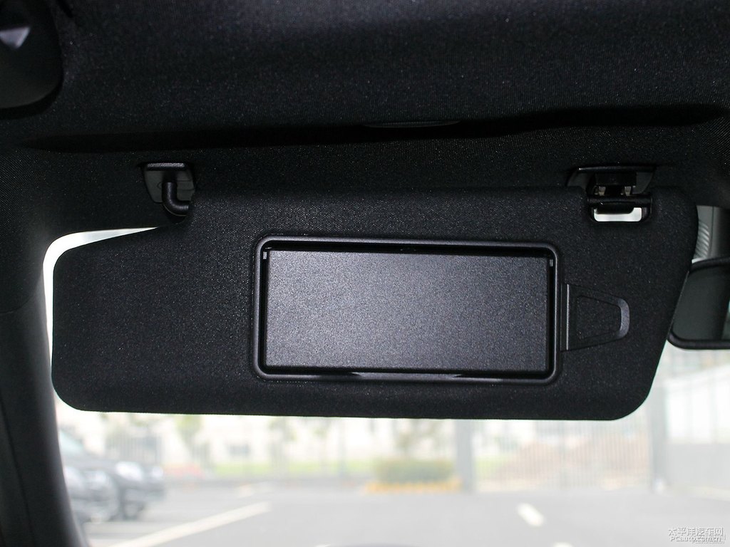 曜巖黑奔馳E級車廂內(nèi)飾圖片