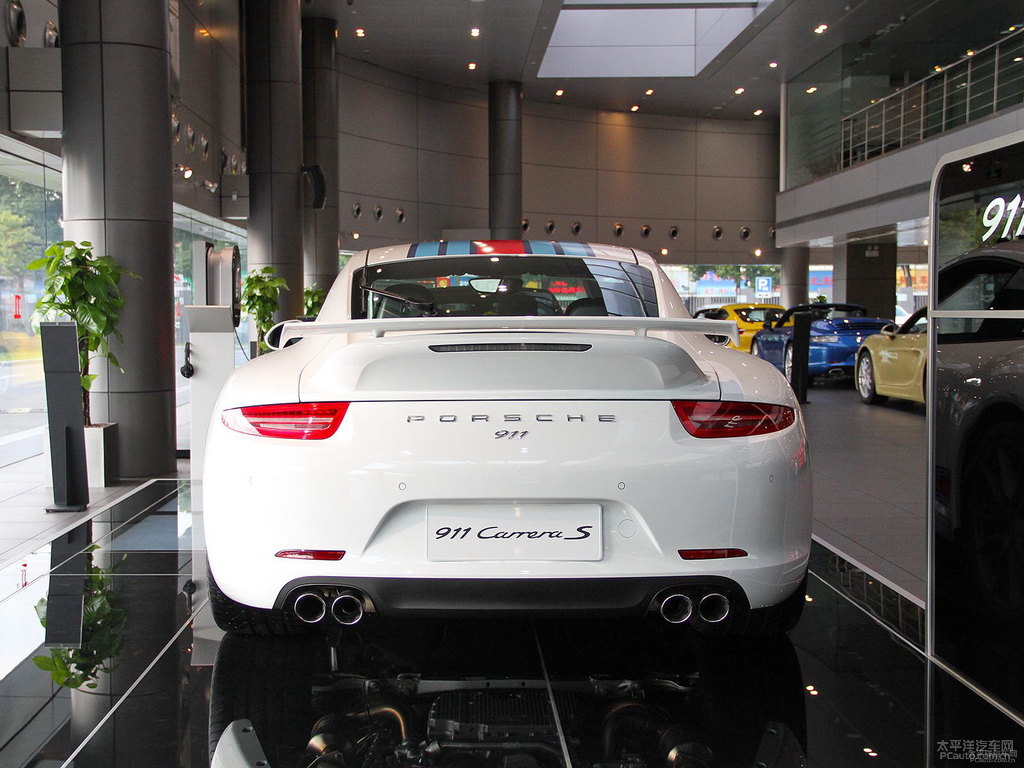 白色保時(shí)捷911車尾外觀圖片