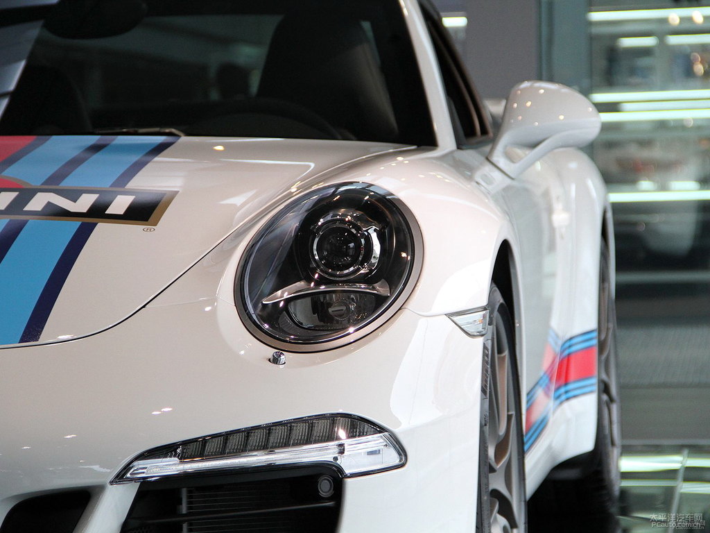 白色保時捷911車身外觀圖片