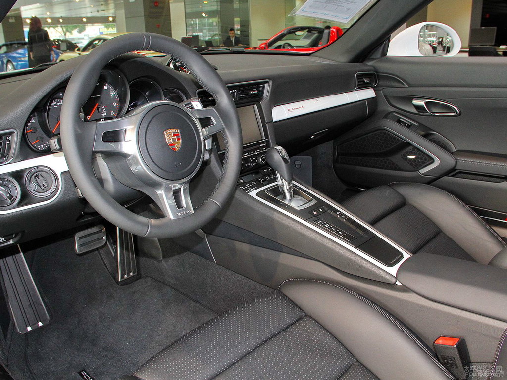 白色保時(shí)捷911中控內(nèi)飾圖片