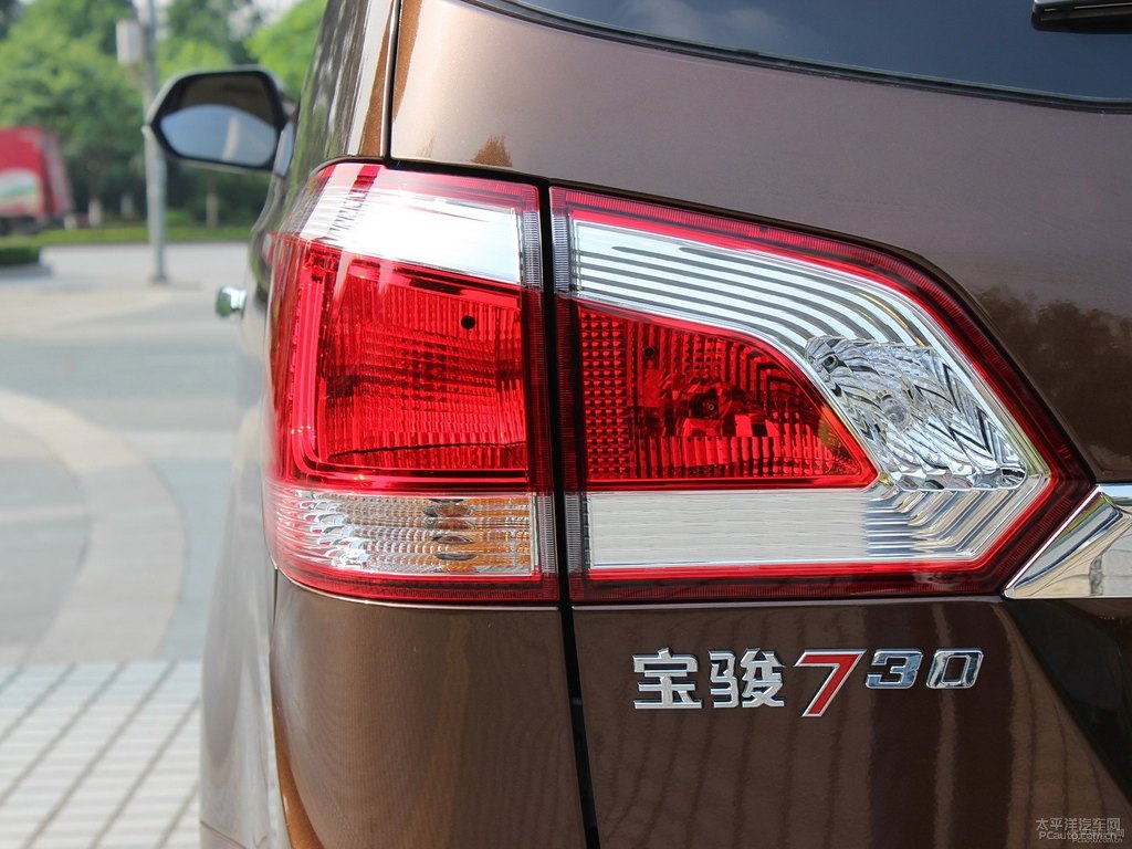 大地棕寶駿730車尾外觀圖片