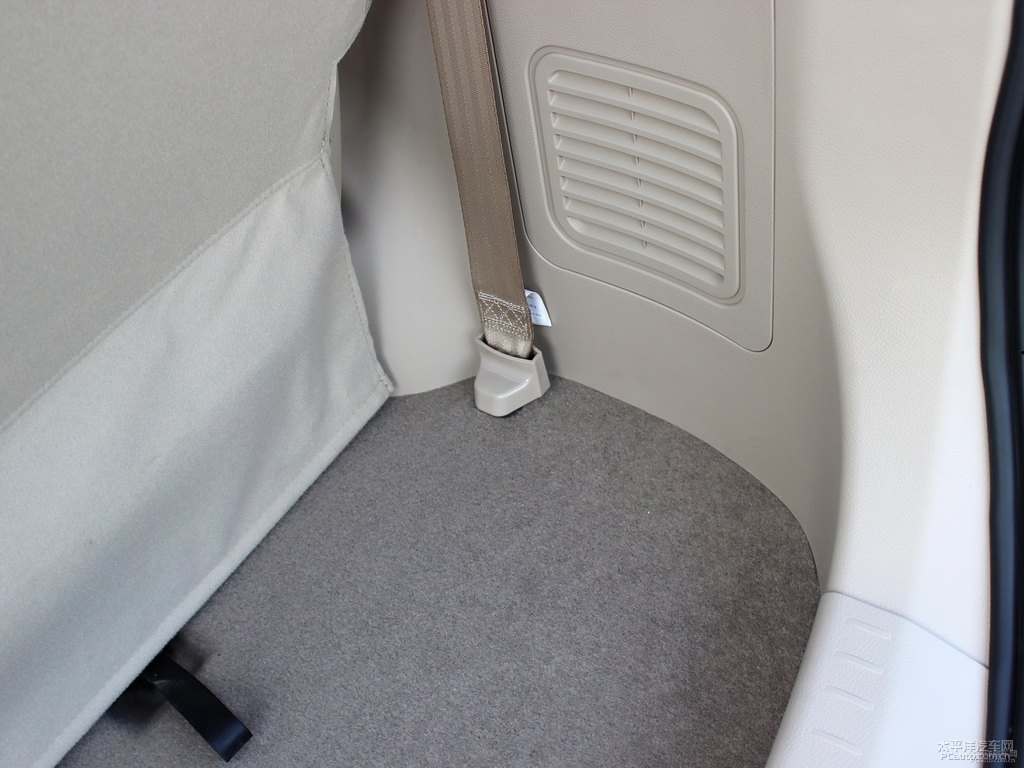 大地棕寶駿730后備廂空間圖片