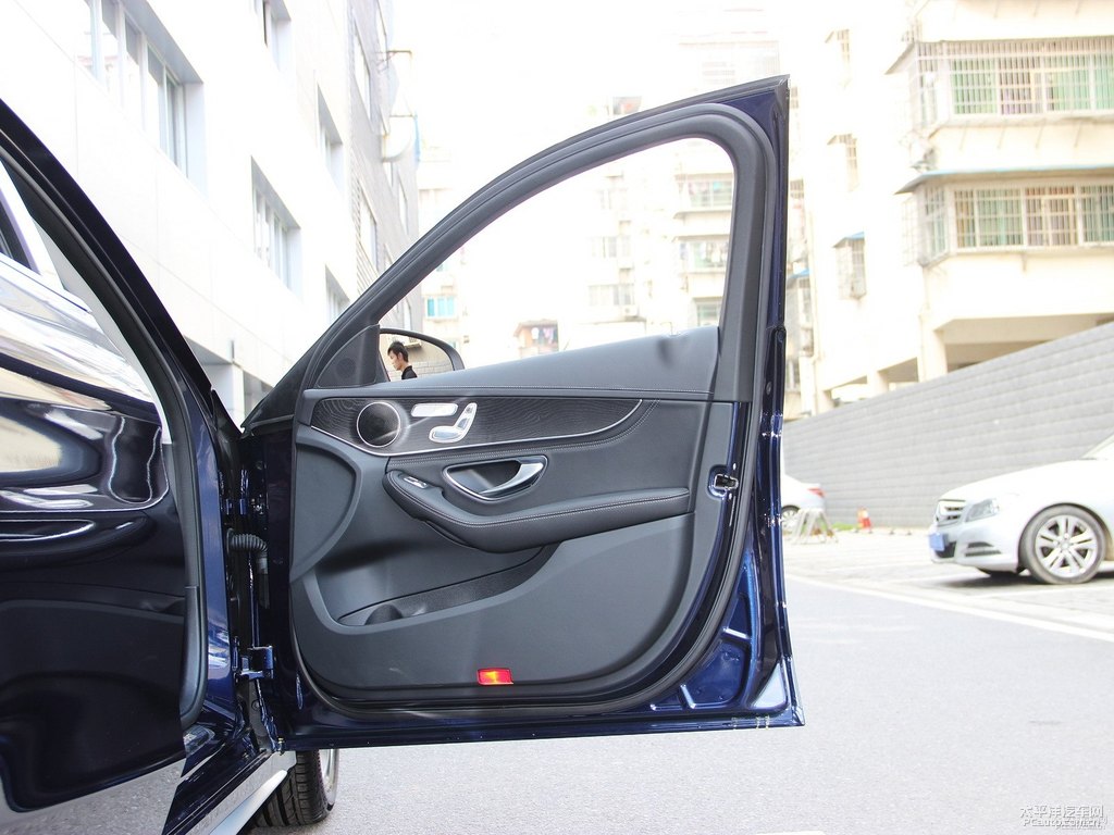 水硅礬鈣石藍(lán)奔馳C級車廂內(nèi)飾圖片