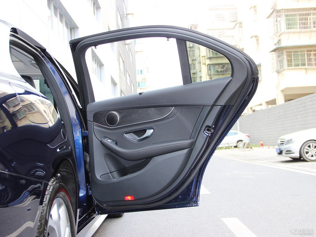 水硅礬鈣石藍(lán)奔馳C級(jí)車廂內(nèi)飾圖片