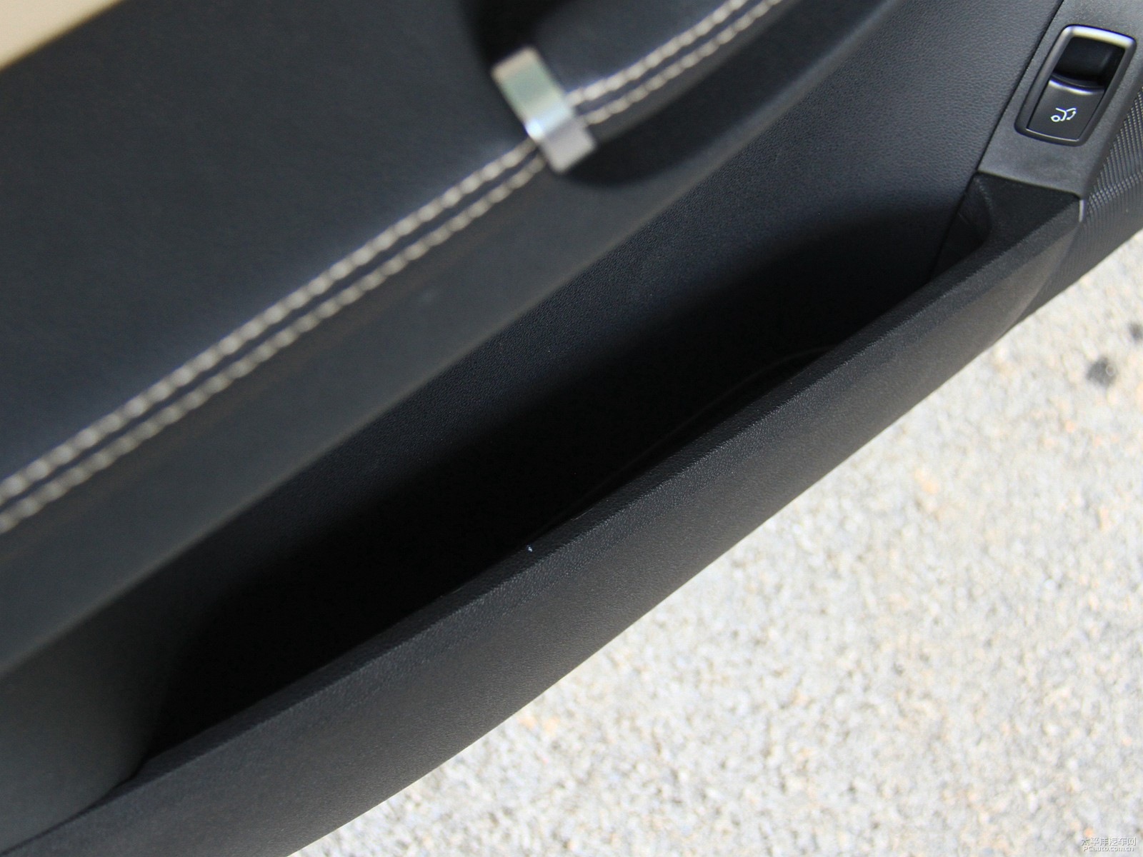 奔馳R級(jí)空間高清大圖