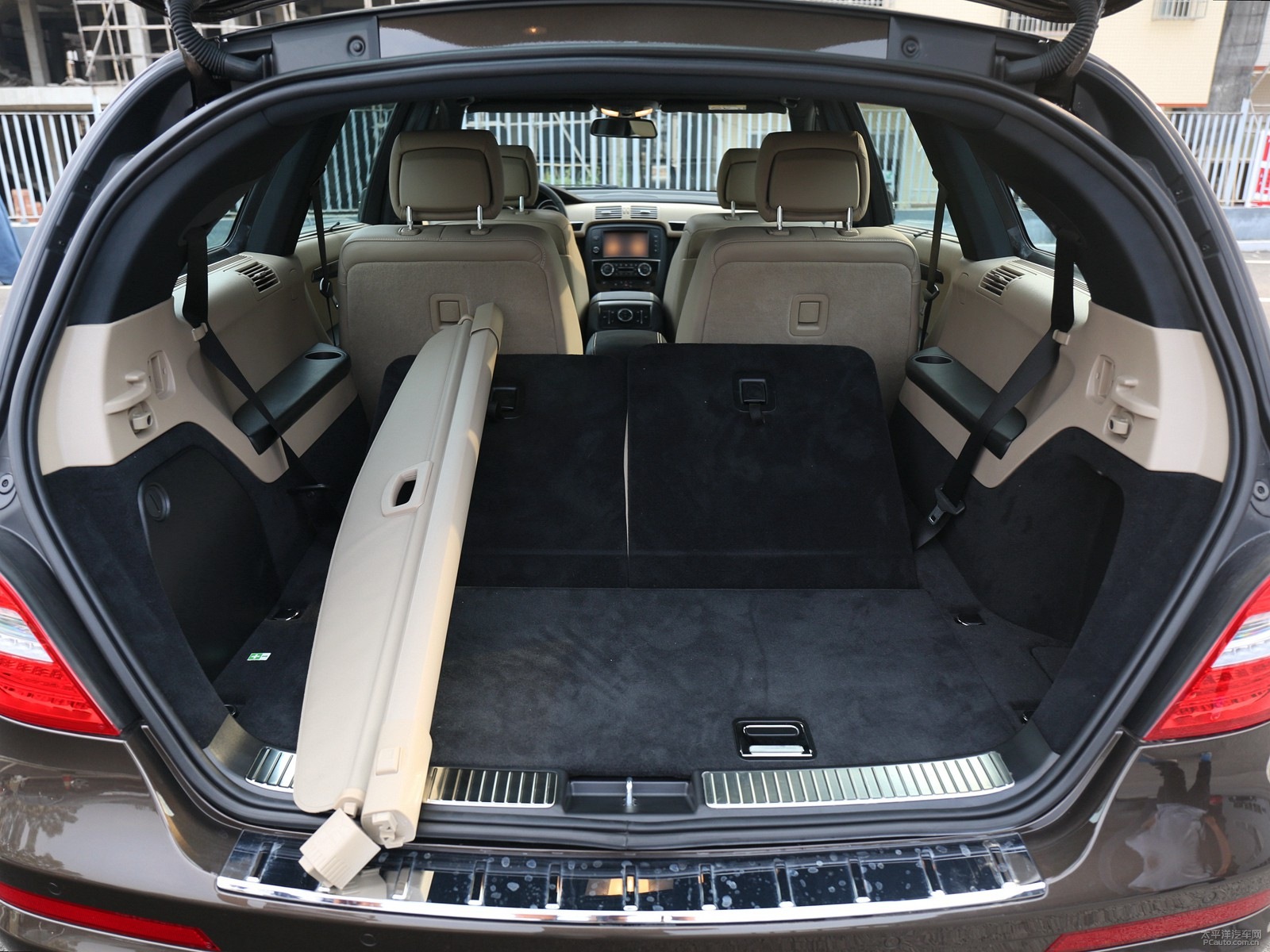 奔馳R級空間高清大圖