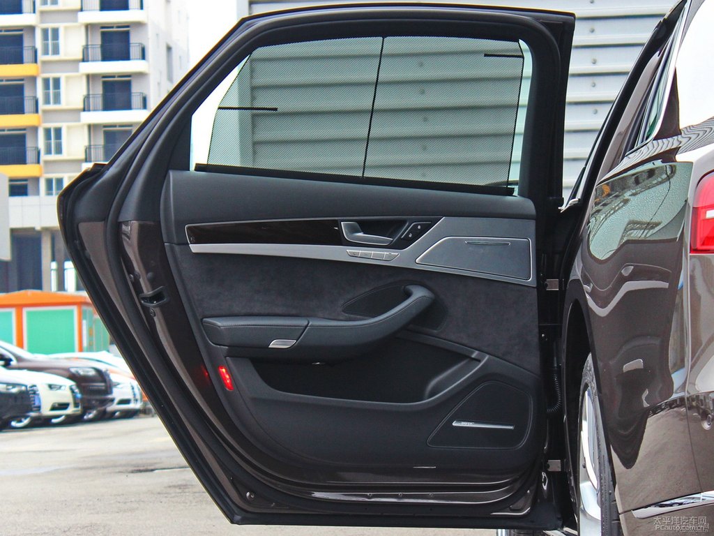 阿格斯棕奧迪A8L車廂內(nèi)飾圖片