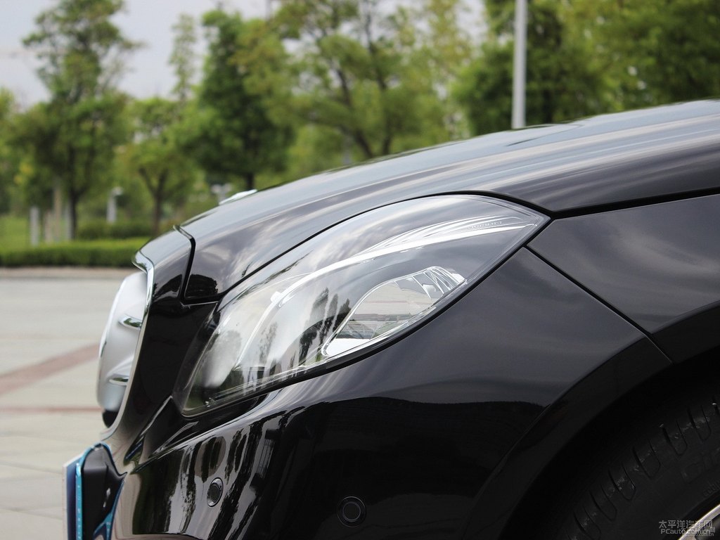 曜巖黑奔馳E級(jí)車(chē)頭外觀圖片