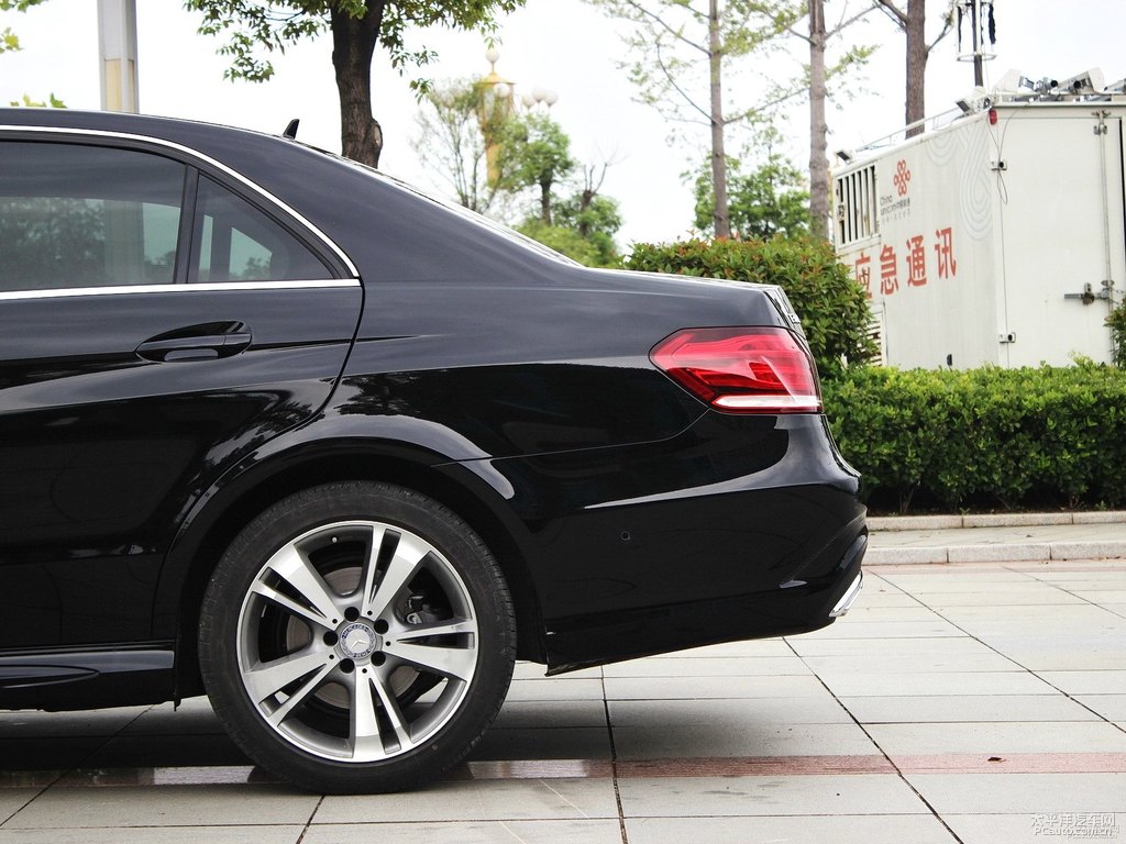 曜巖黑奔馳E級車身外觀圖片