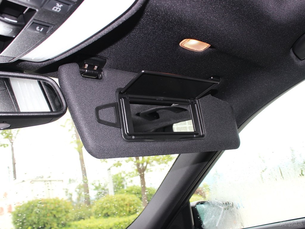 曜巖黑奔馳E級(jí)車廂內(nèi)飾圖片
