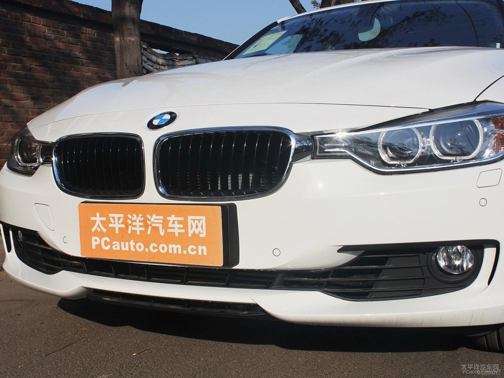 雪山白寶馬3系車頭外觀圖片