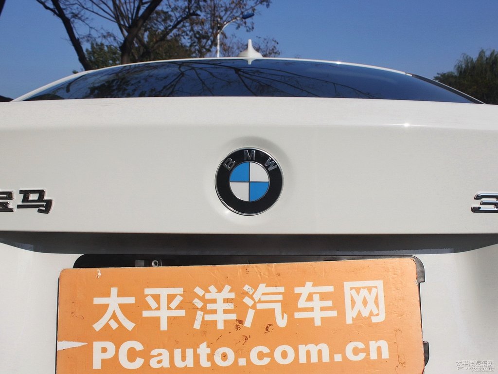 雪山白寶馬3系車尾外觀圖片