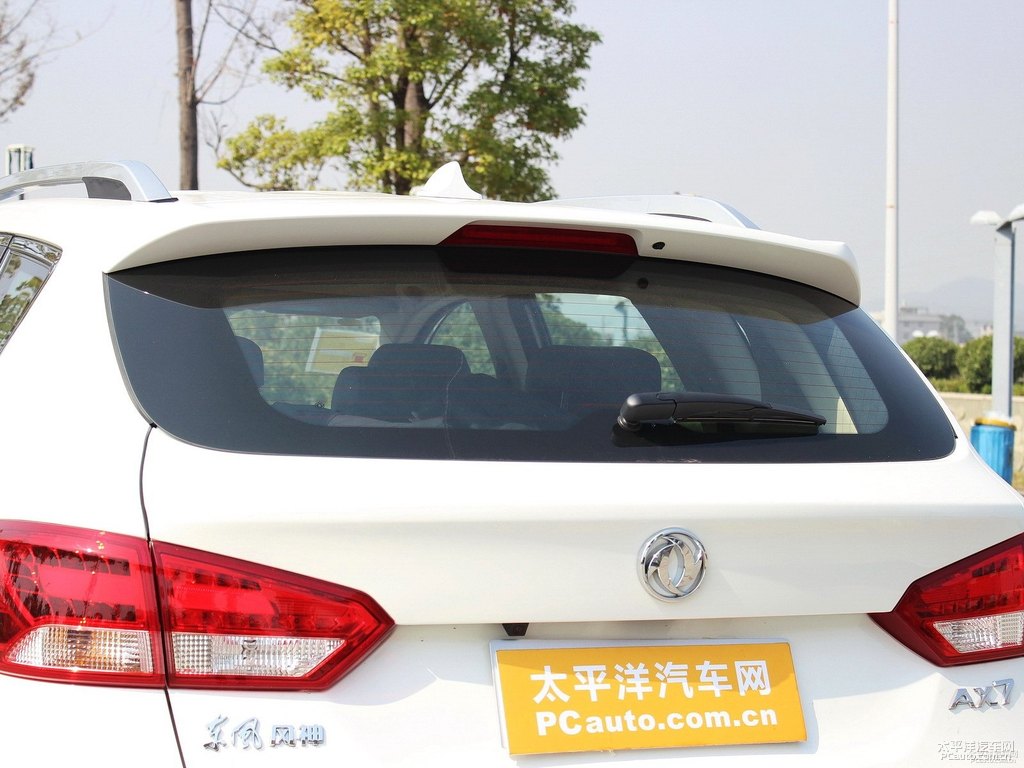 珍珠白東風(fēng)風(fēng)神AX7車尾外觀圖片