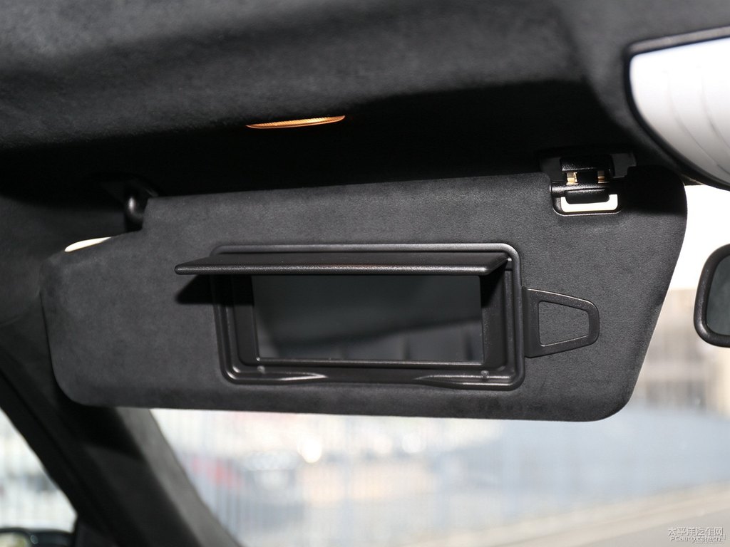 曜巖黑奔馳E級車廂內(nèi)飾圖片