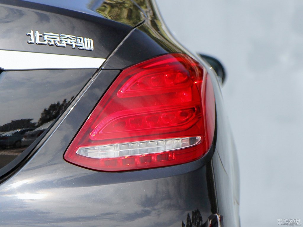 曜巖黑奔馳C級(jí)車尾外觀圖片