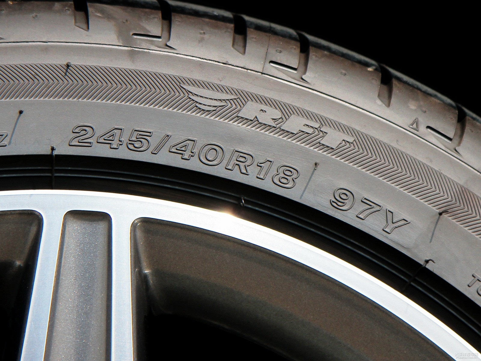 奔馳C級(jí)細(xì)節(jié)高清大圖