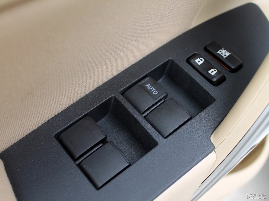 超級白色卡羅拉車廂內(nèi)飾圖片
