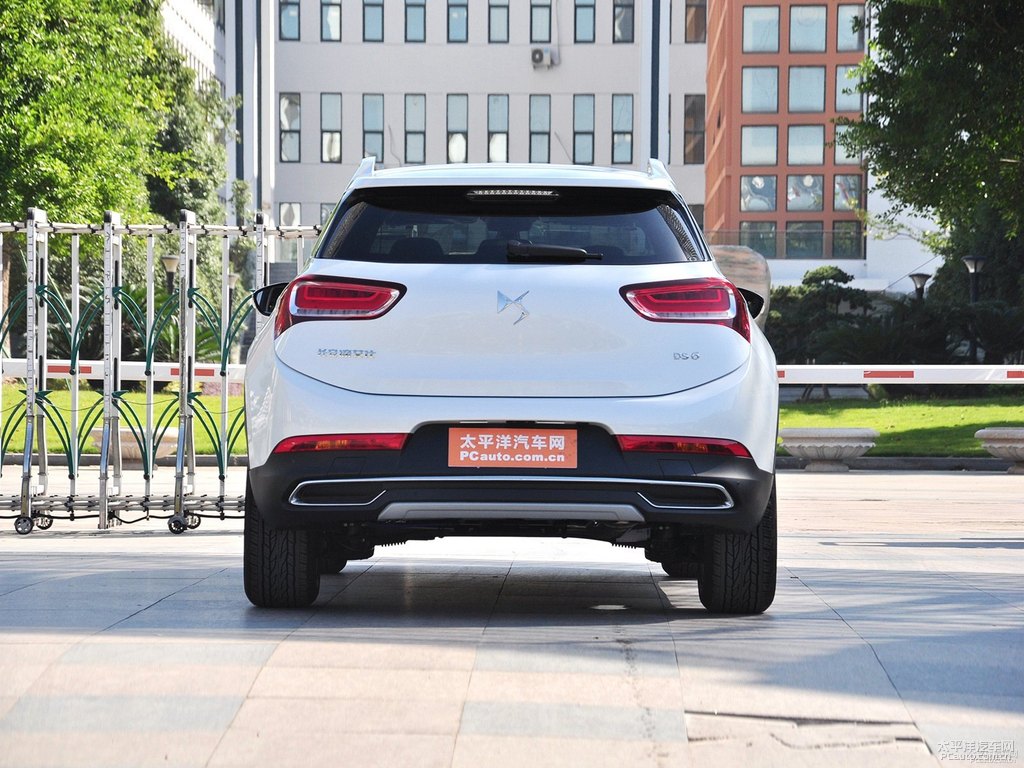 珍珠白DS 6整車外觀外觀圖片