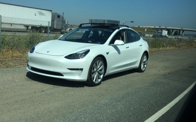 特斯拉model 3諜照頻發:車頂可裝行李架_太平洋號