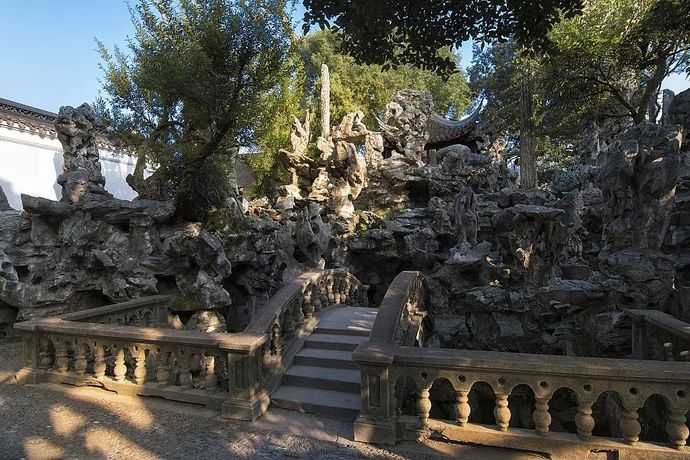 既然叫狮子林,那肯定就绕不开狮子喽,据说,园中暗伏着500只石狮子,布