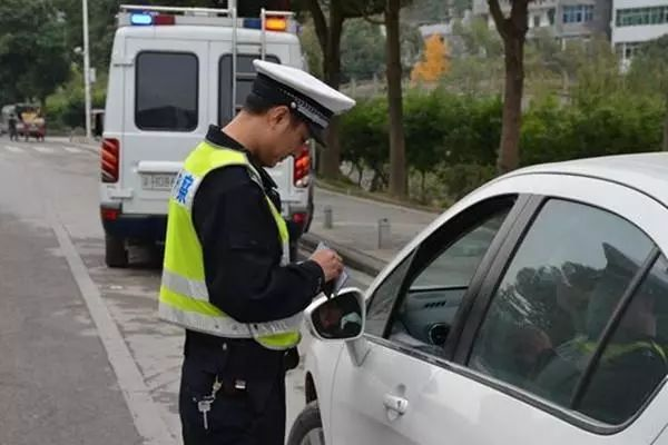 根據《道路交通安全法》相關規定: 未取得機動車駕駛證,機動車駕駛證