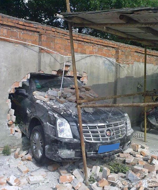 [转]新款sls为了证明自己有穿墙绝技!大白天破墙而入,有图有真相!