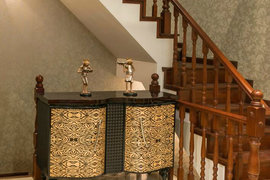 现代奢华两层别墅餐厅楼梯装修效果图