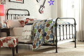小户型卧室铁艺床装饰设计效果图