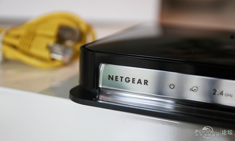 面板上網件的英文標識netgear,右邊是電源指示燈,internet指示燈,2.