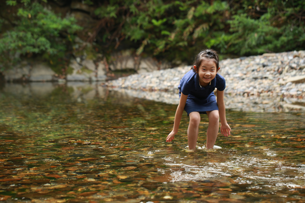 小溪里戏水的小孩图片图片