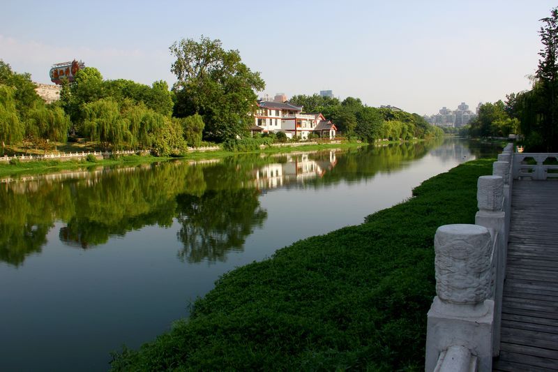 河岸边静景