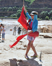 民间艺人刘爱国为黄河壶口瀑布景区教女孩打鼓