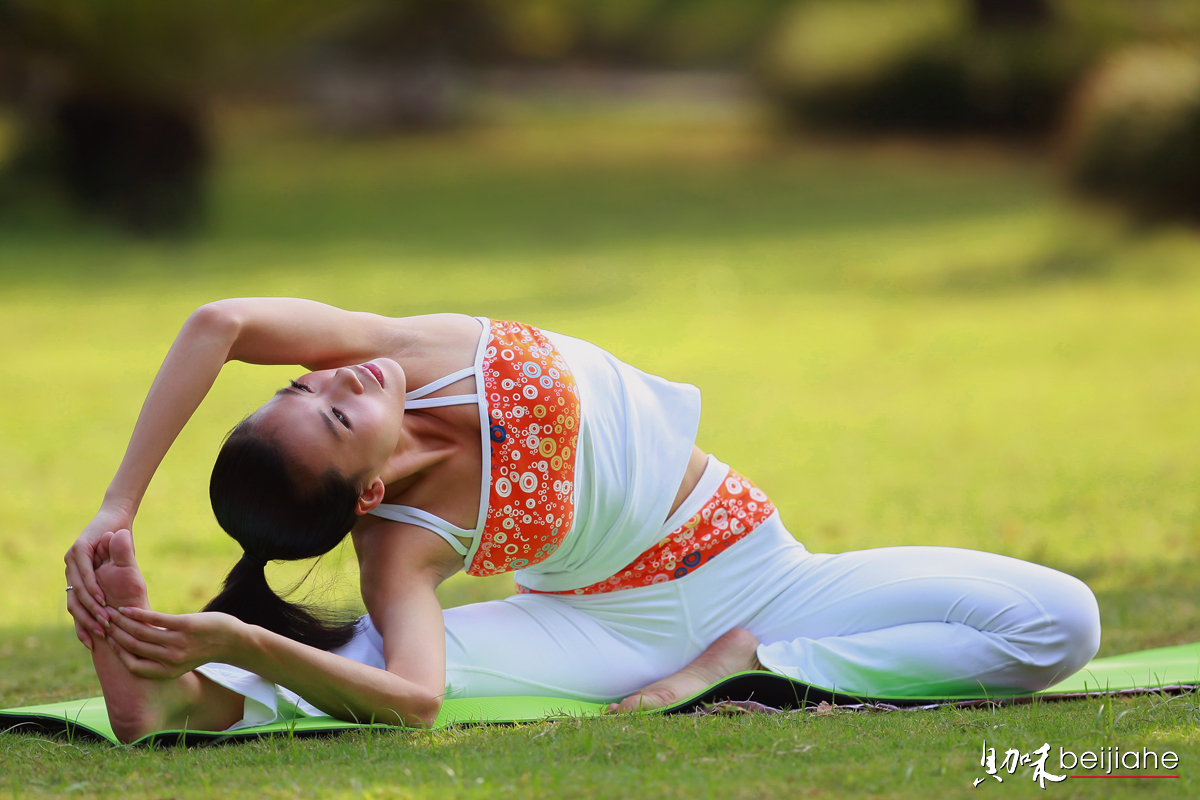 韩国女瑜伽服套装健身房跑步运动修身显瘦透气罩衫三件套健身服-阿里巴巴