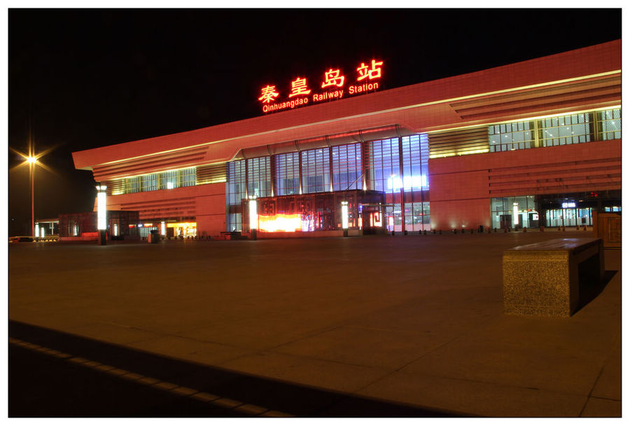 秦皇岛火车站夜景图片