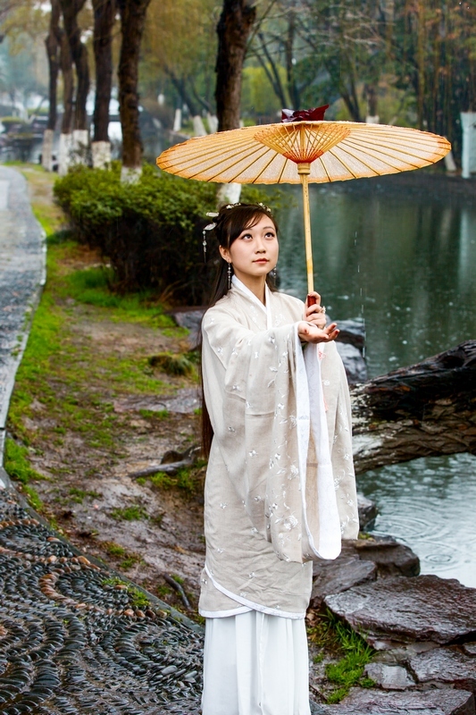 江南美女雨中图片