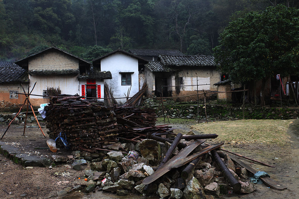 一座偏僻的小山村