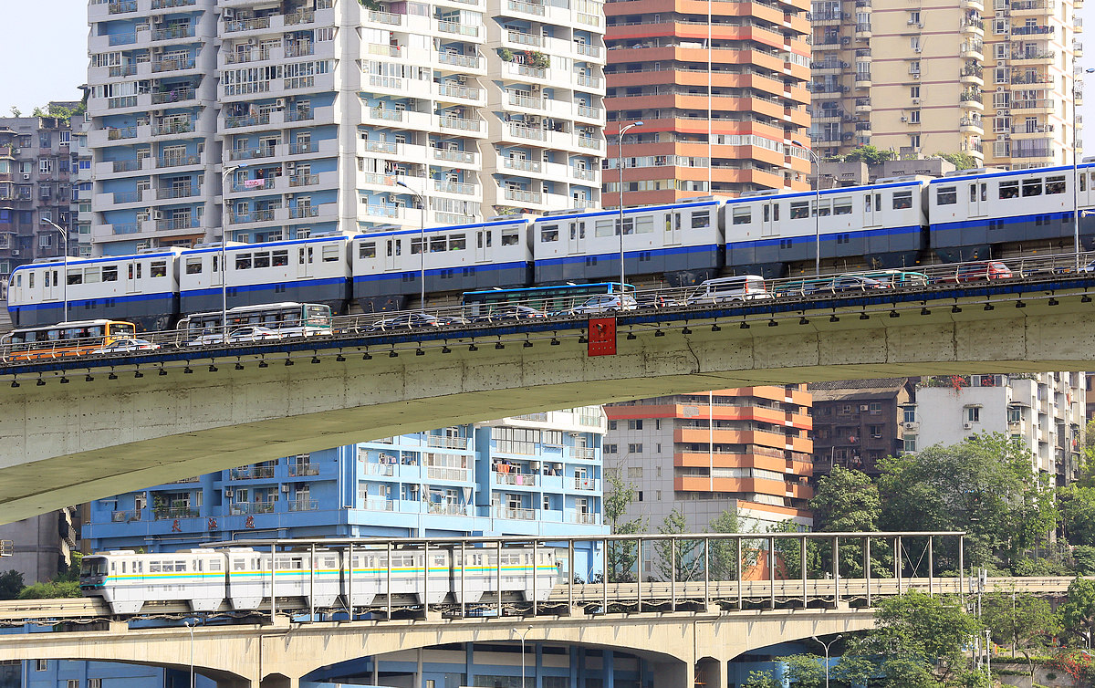 行進中的輕軌列車2