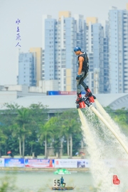 水上飞人——南湖龙舟赛水上特技表演