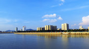蓝天白云下的梅江河畔