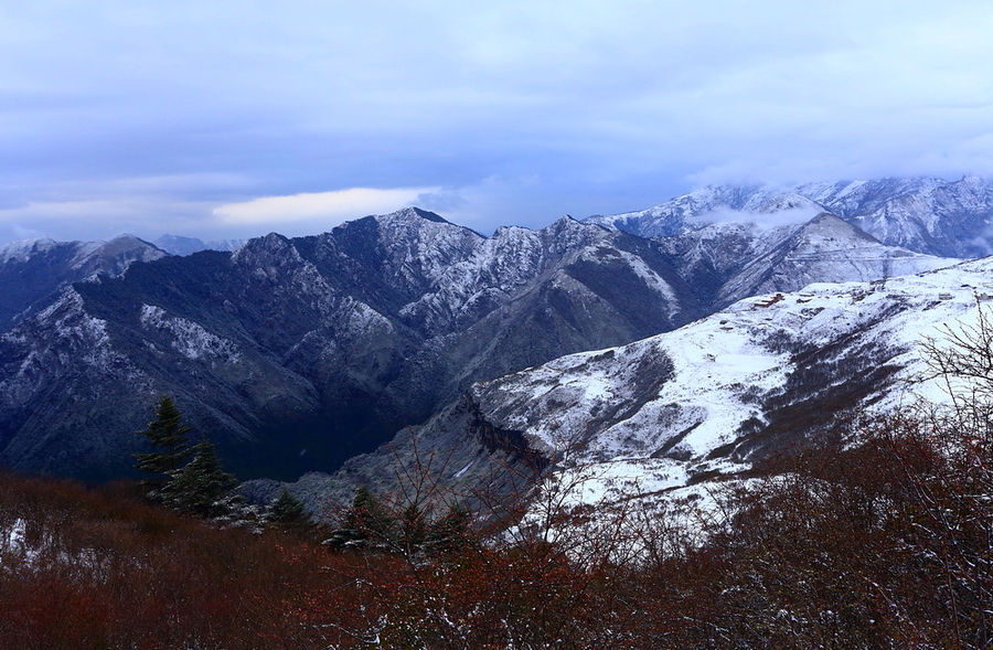 山上下雪了