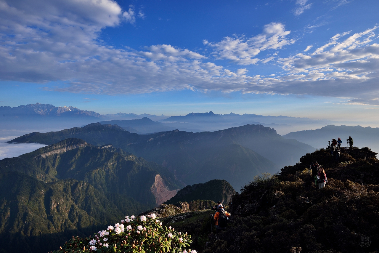 牛背山朝陽下的風景