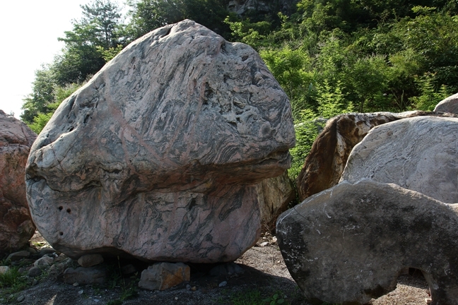 見過大石,沒見過這麼大的石-----三峽奇石