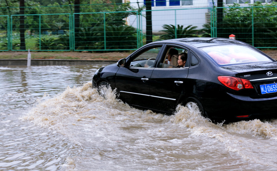 大雨,大水,開猛車